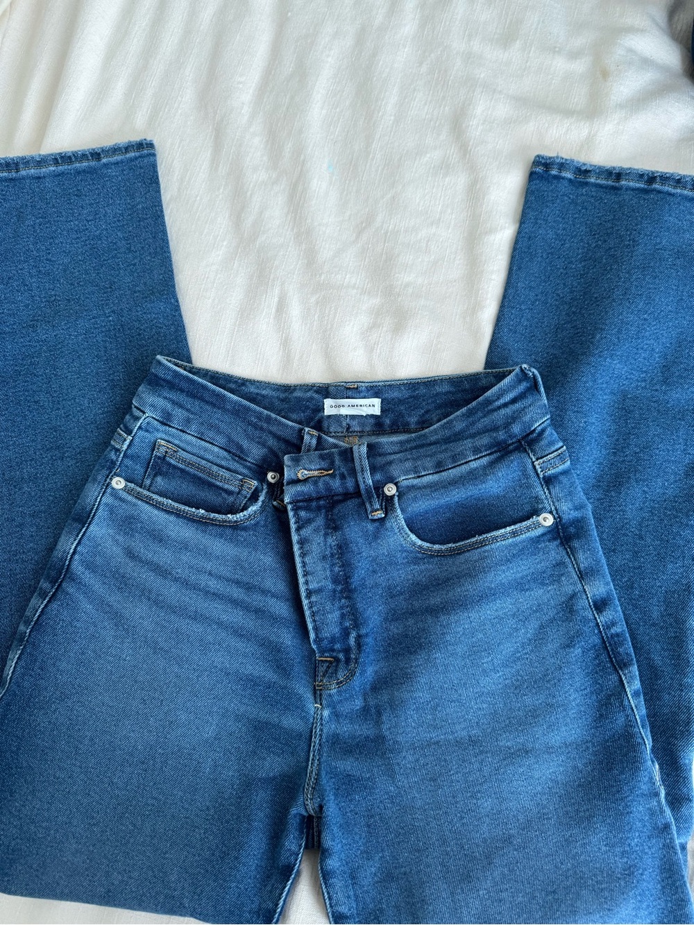 Good American Bootcut Jeans in Medium Blue Wash